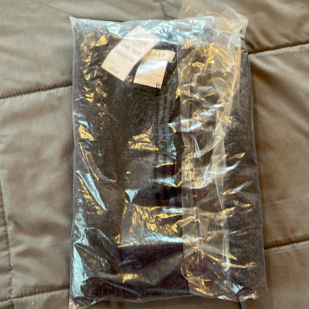 “2 for $12” 🔥🔥🔥Scarf. Only one Navy Blue left. Macy’s brand. - Picture 5 of 5